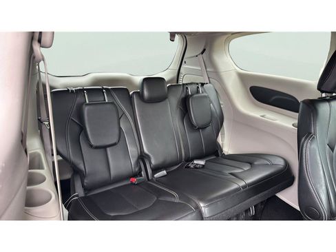 Used 2024 Chrysler Pacifica Touring-L FWD image 16