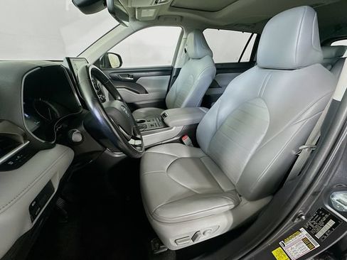 Used 2021 Toyota Highlander XLE AWD/4WD image 31