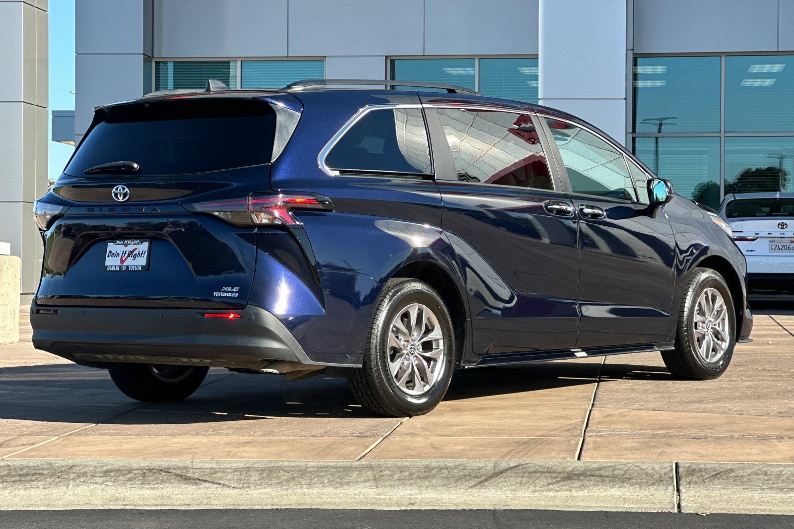 Certified 2023 Toyota Sienna XLE FWD image 4