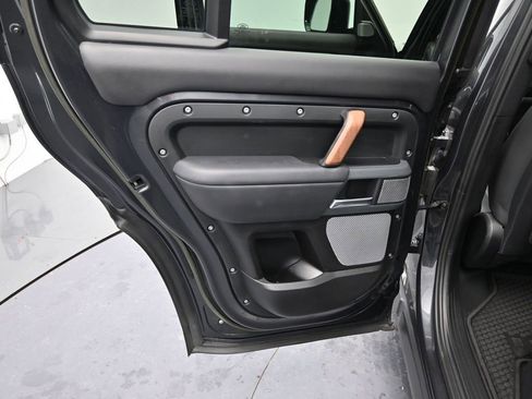 Used 2023 Land Rover Defender 130 X-Dynamic SE image 12