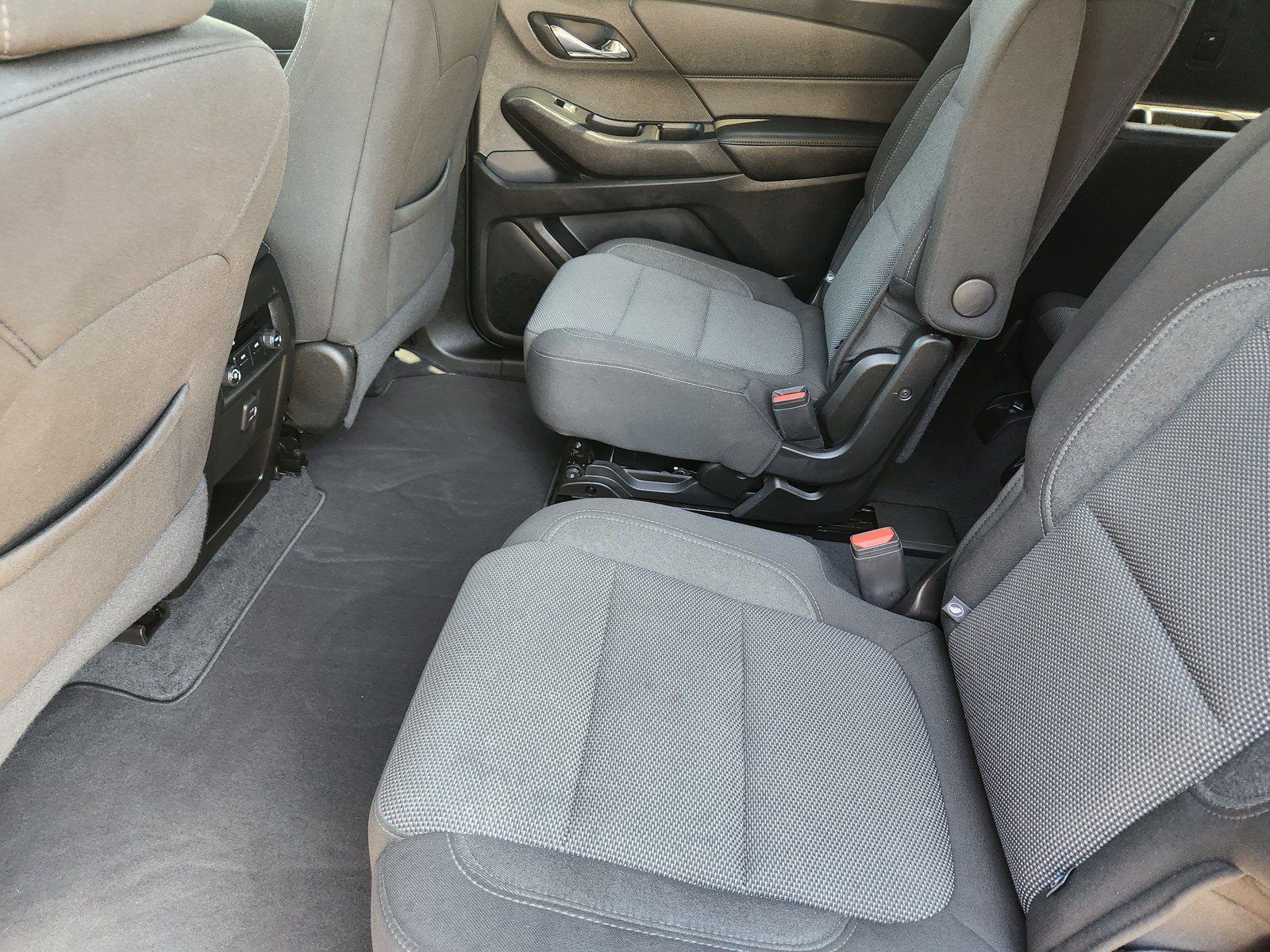 Used 2023 Chevrolet Traverse LT FWD image 12