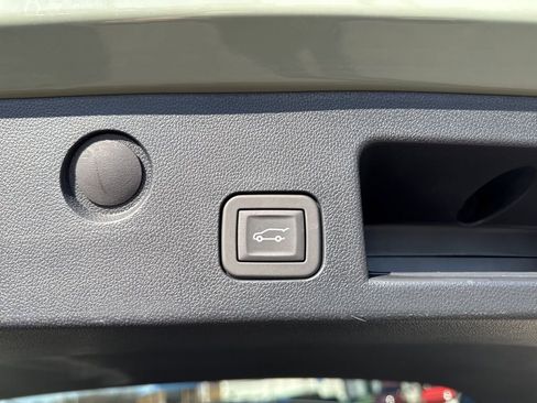 Used 2025 Chevrolet Equinox LT w/ Convenience Package II image 33