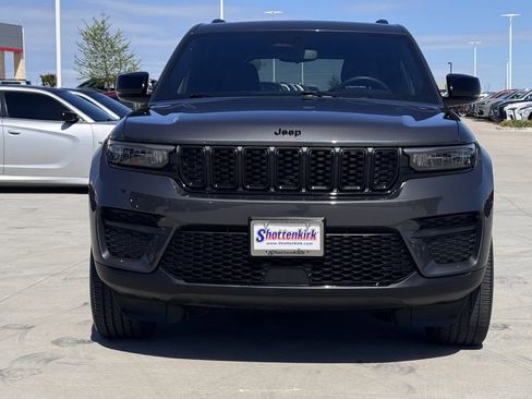 Used 2024 Jeep Grand Cherokee Altitude image 7