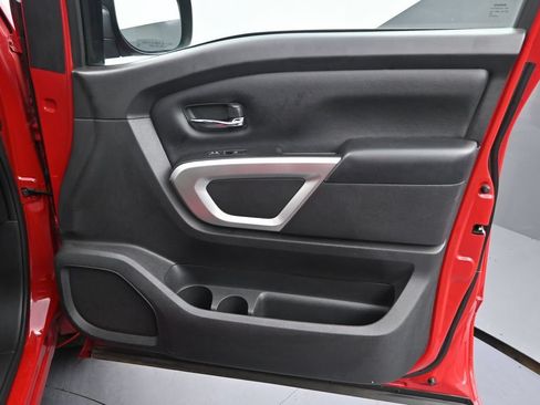 Used 2022 Nissan Titan SV RWD image 7
