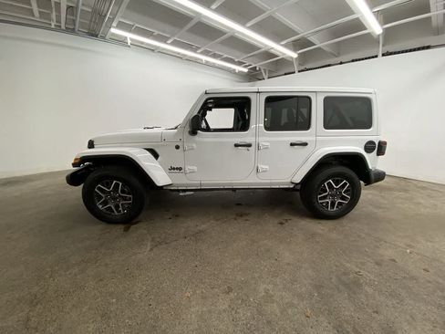 Used 2025 Jeep Wrangler Unlimited Sahara AWD/4WD image 3