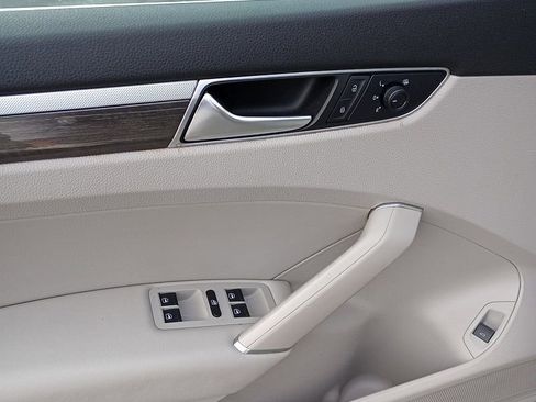 Used 2018 Volkswagen Passat 2.0T SE image 12