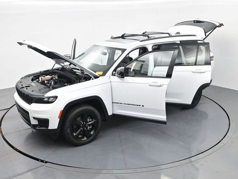 Used 2023 Jeep Grand Cherokee L Limited w/ Black Appearance Package AWD/4WD image 35