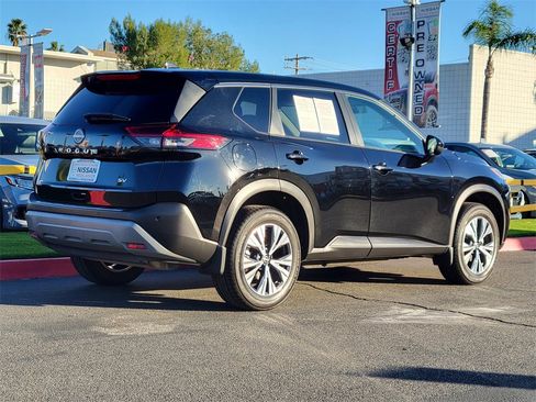 Used 2022 Nissan Rogue SV image 2