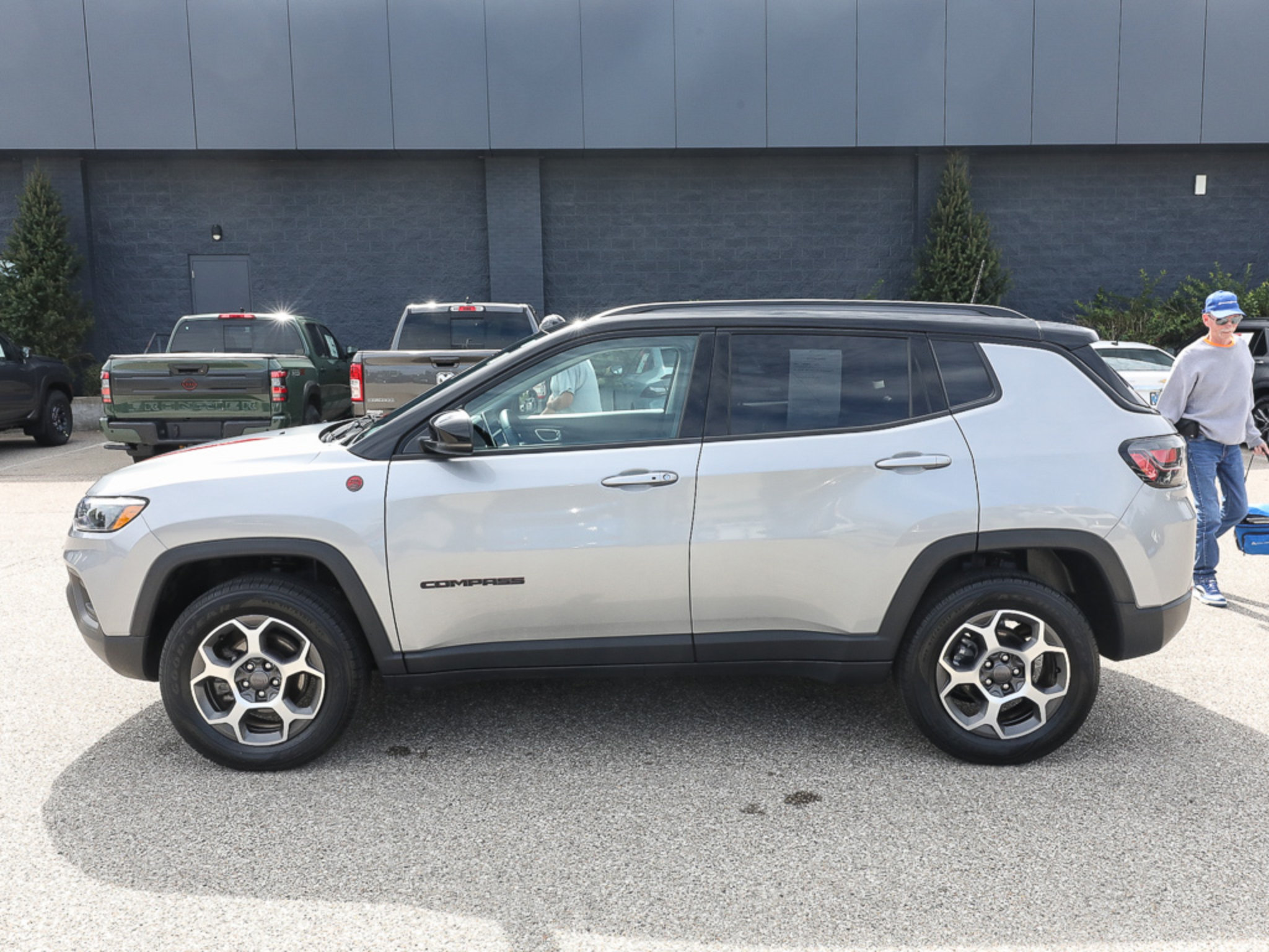 Used 2022 Jeep Compass Trailhawk w/ Trailhawk Elite Group AWD/4WD image 2
