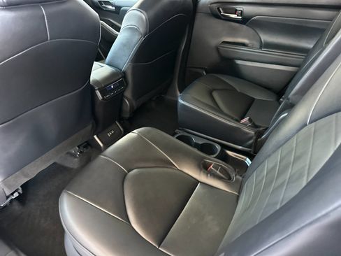 Used 2024 Toyota Highlander XLE FWD image 11