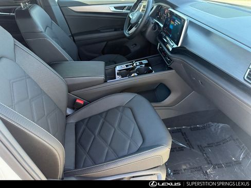 Used 2025 Volkswagen Atlas Cross Sport SE image 32