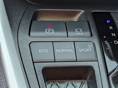 Used 2025 Toyota RAV4 LE FWD image 17