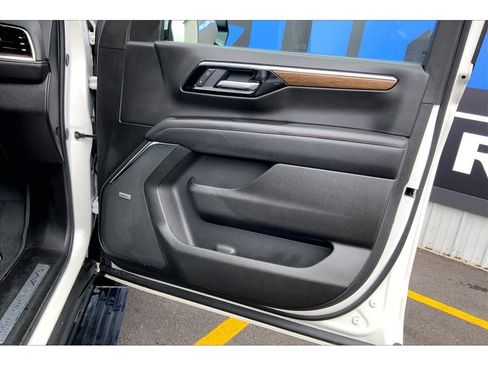 Used 2025 Chevrolet Suburban High Country AWD/4WD image 26