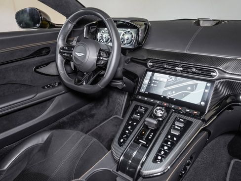 Used 2025 Aston Martin V8 Vantage Coupe image 17