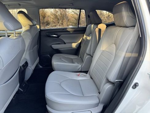 Used 2021 Toyota Highlander XLE image 17