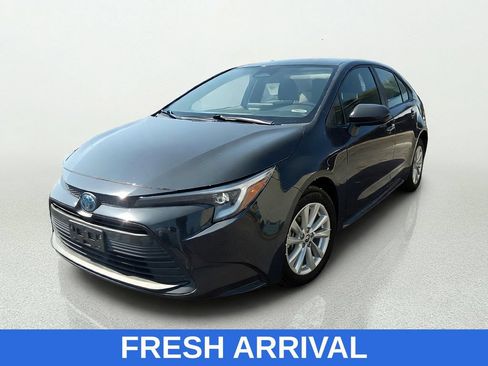 Used 2024 Toyota Corolla LE w/ LE Convenience Package FWD image 3