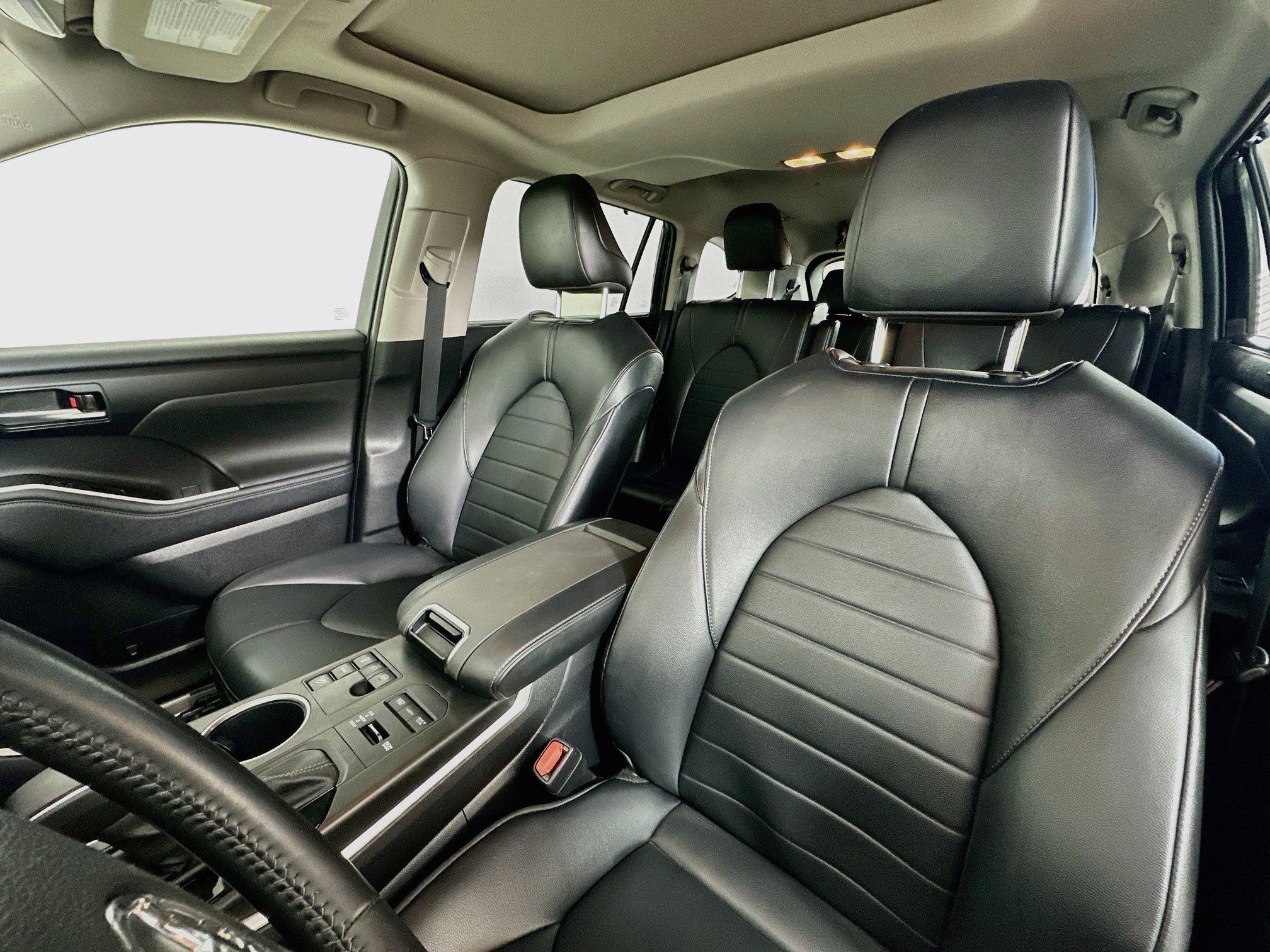Used 2023 Toyota Highlander XLE AWD/4WD image 19