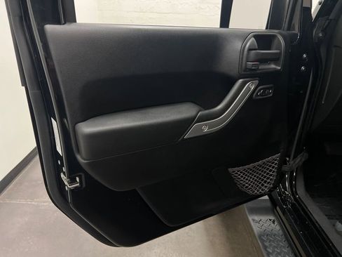 Used 2013 Jeep Wrangler Unlimited Sahara w/ Connectivity Group AWD/4WD image 12