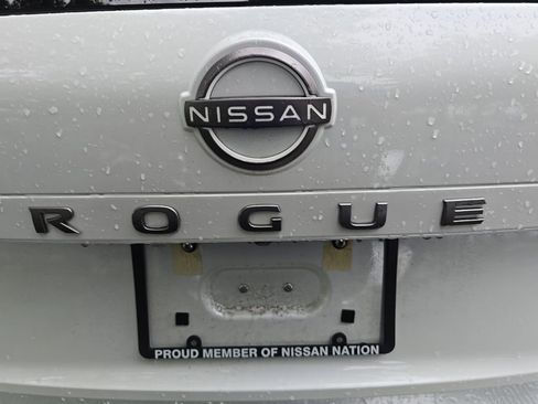 Used 2024 Nissan Rogue SV w/ SV Premium Package FWD image 9