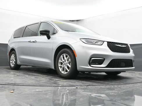 Used 2024 Chrysler Pacifica Touring-L FWD image 45