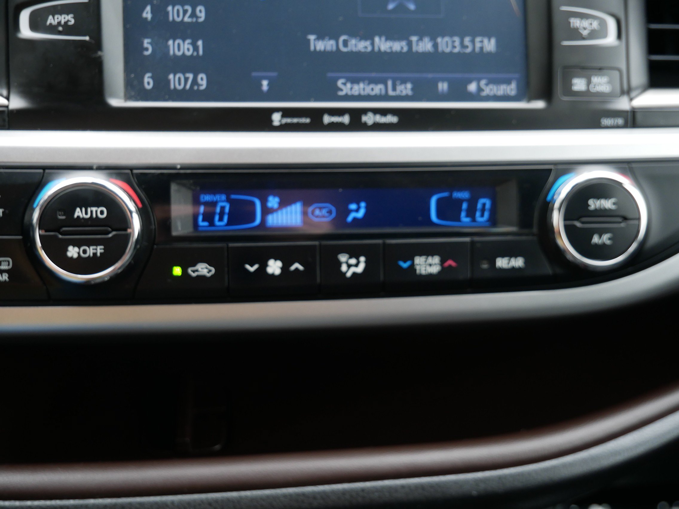 Used 2018 Toyota Highlander XLE w/ Carpet Mat Package (TMS) AWD/4WD image 14