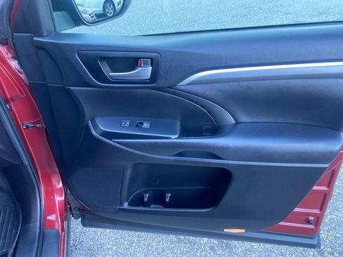 Used 2019 Toyota Highlander SE image 31