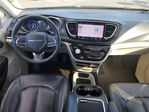 Used 2022 Chrysler Pacifica Touring-L image 32