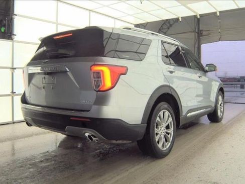 Used 2023 Ford Explorer Limited image 3