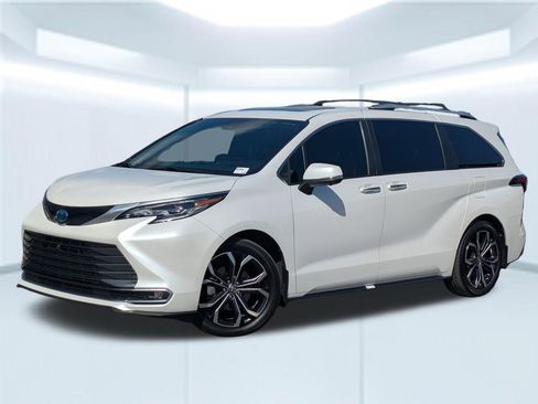 Used 2025 Toyota Sienna Platinum FWD image 1