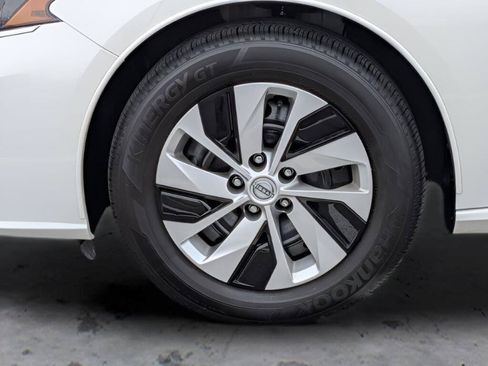 Certified 2025 Nissan Altima 2.5 S FWD image 9