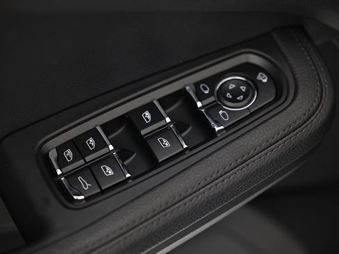 Certified 2025 Porsche Macan image 22