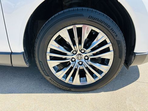 Used 2023 Toyota Venza Limited AWD/4WD image 40