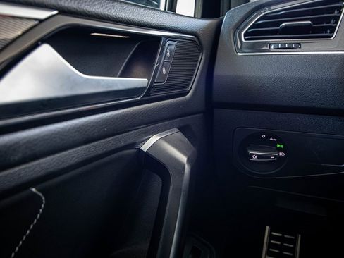 Certified 2022 Volkswagen Tiguan SE R-Line image 29