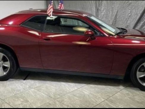 Used 2019 Dodge Challenger SXT image 1