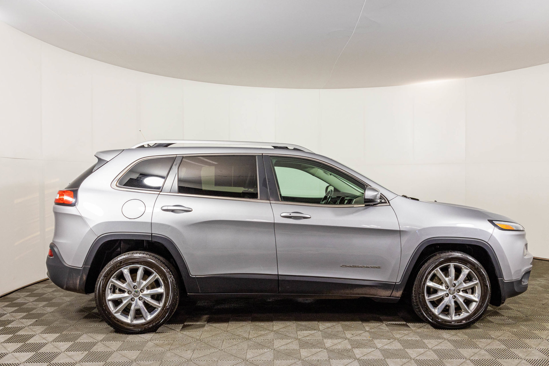 Used 2014 Jeep Cherokee Limited w/ Luxury Group FWD image 13