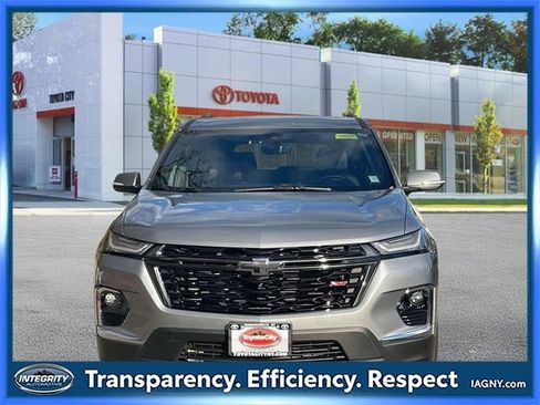 Used 2023 Chevrolet Traverse RS image 2