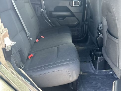 Used 2018 Jeep Wrangler Unlimited Sahara image 16