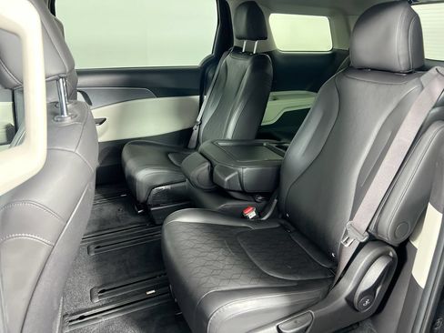 Used 2024 Kia Carnival LX FWD image 26