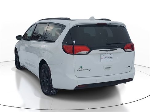 Used 2020 Chrysler Pacifica Touring-L image 3