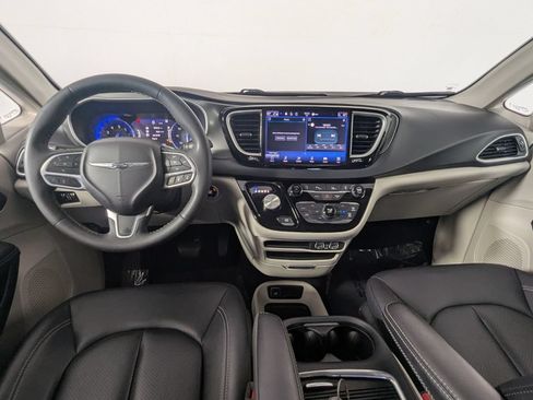 Used 2024 Chrysler Pacifica Touring-L FWD image 15