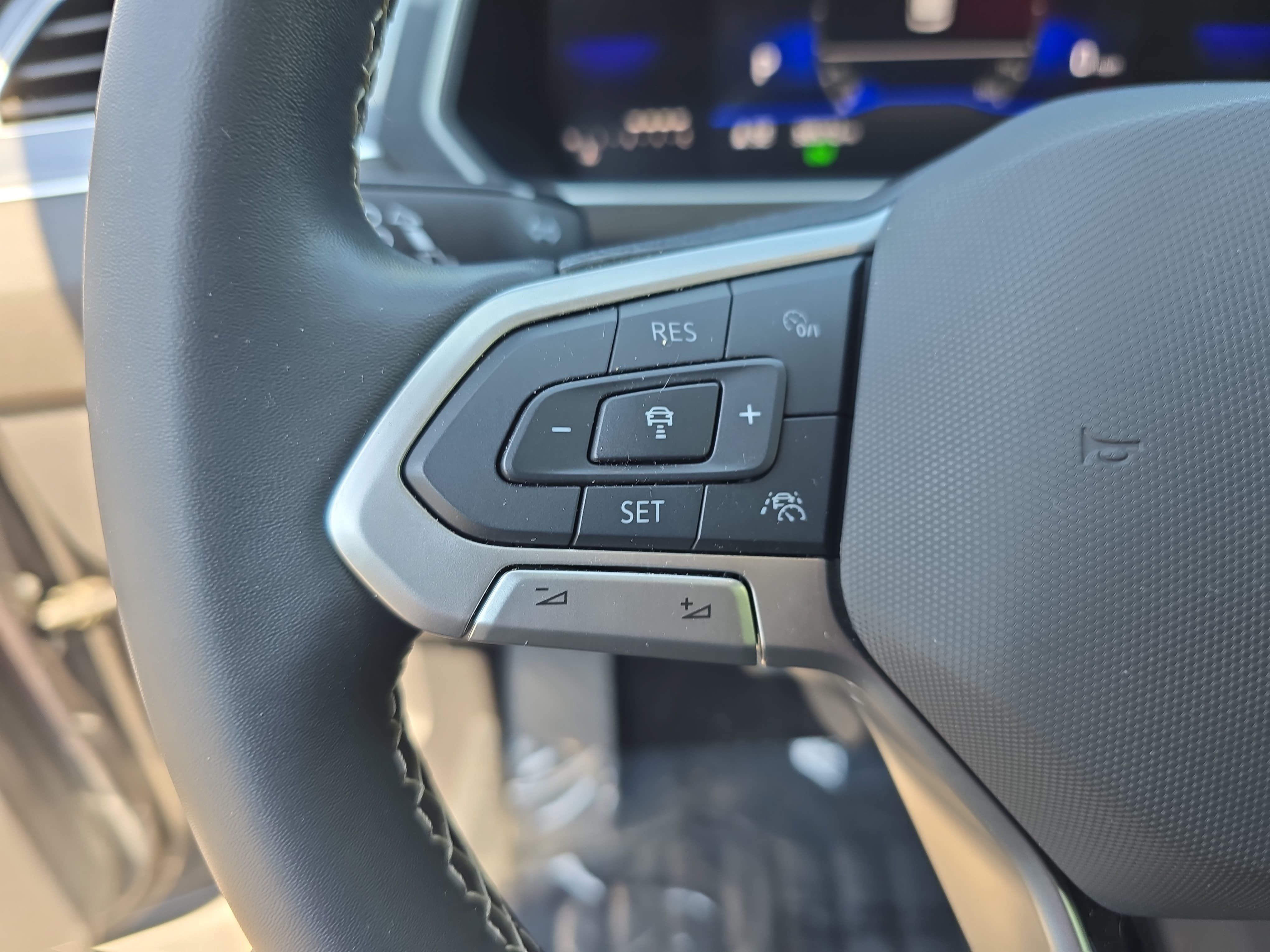 Certified 2024 Volkswagen Tiguan SE FWD image 18