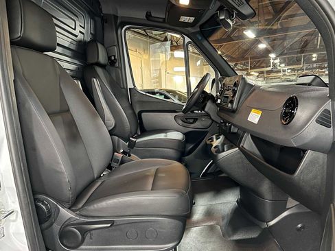 Used 2025 Mercedes-Benz Sprinter 2500 image 11