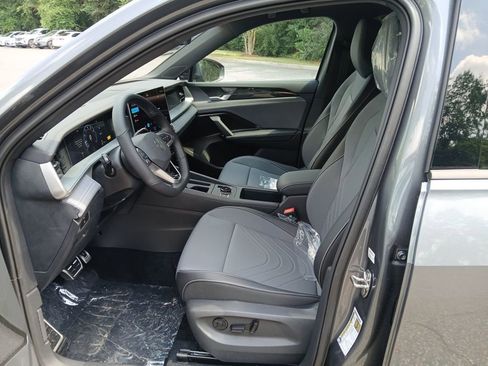 Used 2025 Volkswagen Tiguan SE R-Line image 10