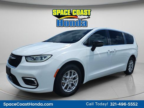 Used 2025 Chrysler Pacifica Select FWD image 7