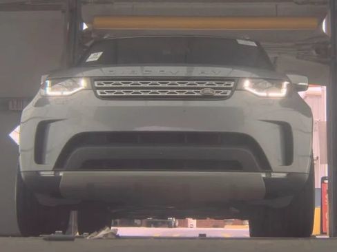Used 2020 Land Rover Discovery HSE AWD/4WD image 13