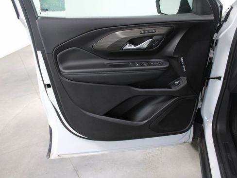 Used 2024 GMC Terrain SLT image 24