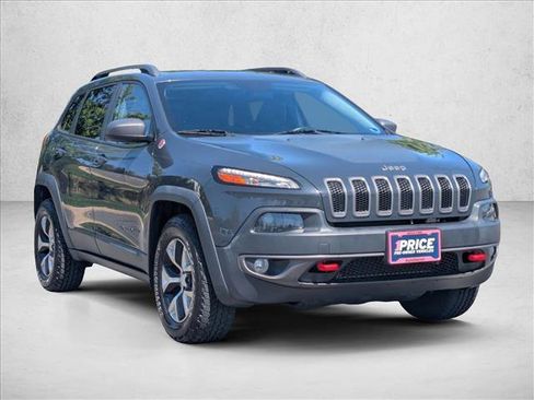 Used 2017 Jeep Cherokee Trailhawk w/ Comfort/Convenience Group AWD/4WD image 3