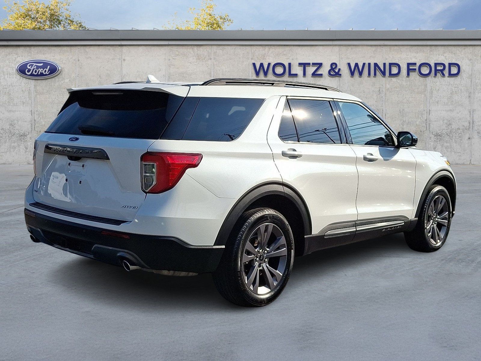 Used 2024 Ford Explorer XLT w/ Equipment Group 202A AWD/4WD image 6