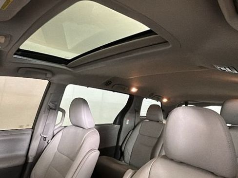 Used 2020 Toyota Sienna XLE FWD image 12