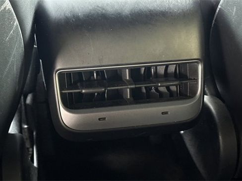 Used 2022 Tesla Model Y Long Range image 17